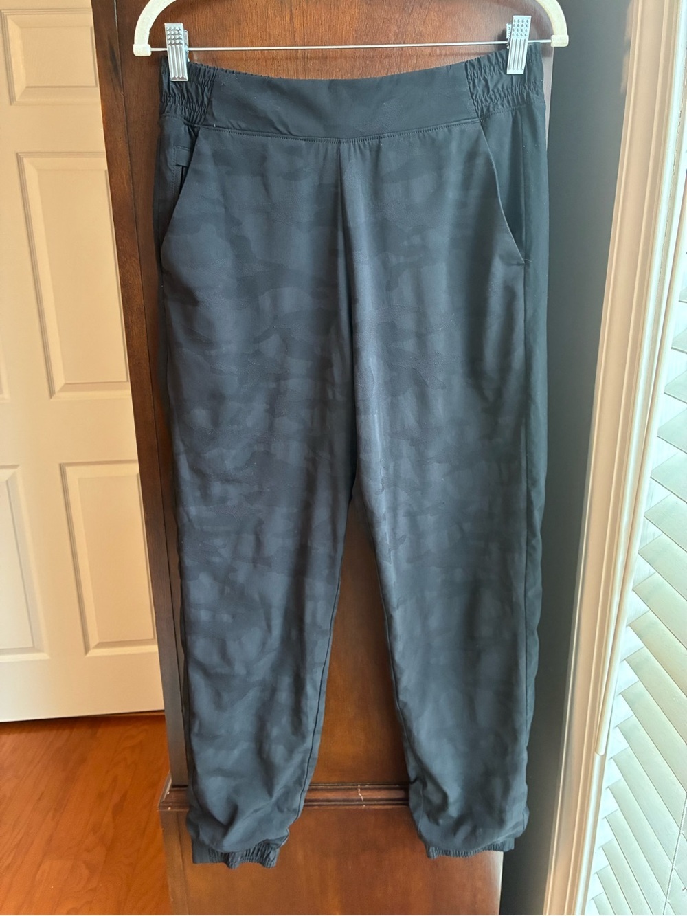 Athleta Brooklyn Textured Lined Jogger Black Camo Size 6 - Picture 2 of 9